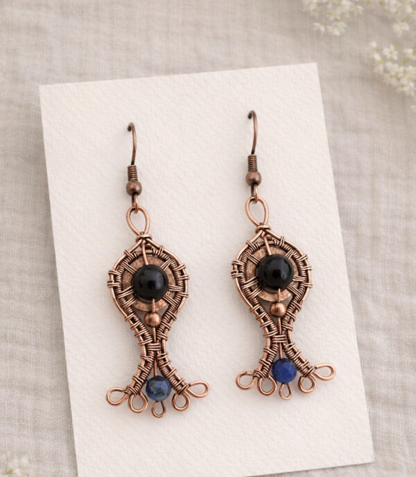 Miedziane kolczyki z turmalinem i lapisem lazuli – amulet ochronny