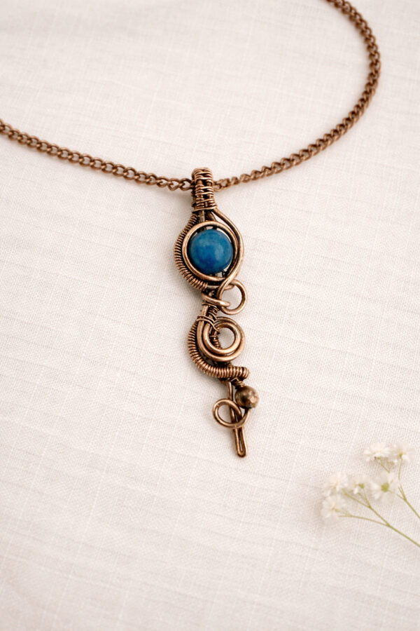naszyjnik wire wrapping chalcedon zbliżenie