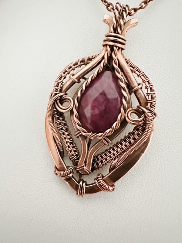 Naszyjnik wykonany techniką wire wrapping z granatem winnym.
