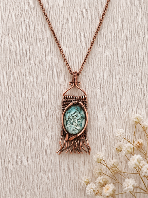 Naszyjnik wire wrapping ze szklanym kaboszonem i rowerem retro na lancuszku 45 cm.