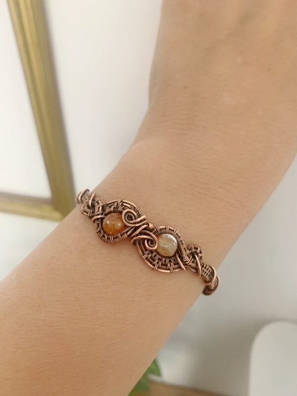 Antybakteryjna bransoletka z miedzi wire wrapping jako amulet na wyciszenie stresu.