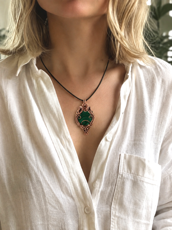 Ręcznie robiony wisior z zielonym kamieniem w stylu boho.