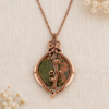 Ręcznie robiony miedziany wisior z zielono-różowym unakitem od Taika Jewelry.