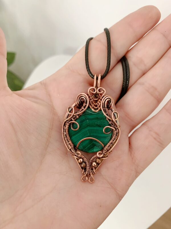 Oryginalny amulet z malachitem i czystej miedzi na prezent.