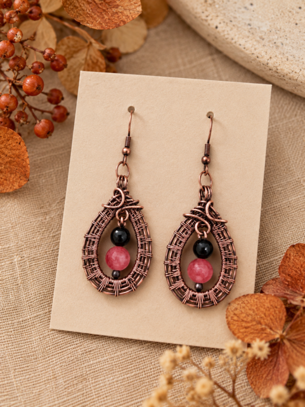 Miedziane kolczyki wire wrapping z czarnym turmalinem i rodonitem.